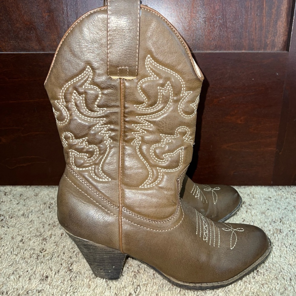 Womens Cowboy boots size 8.